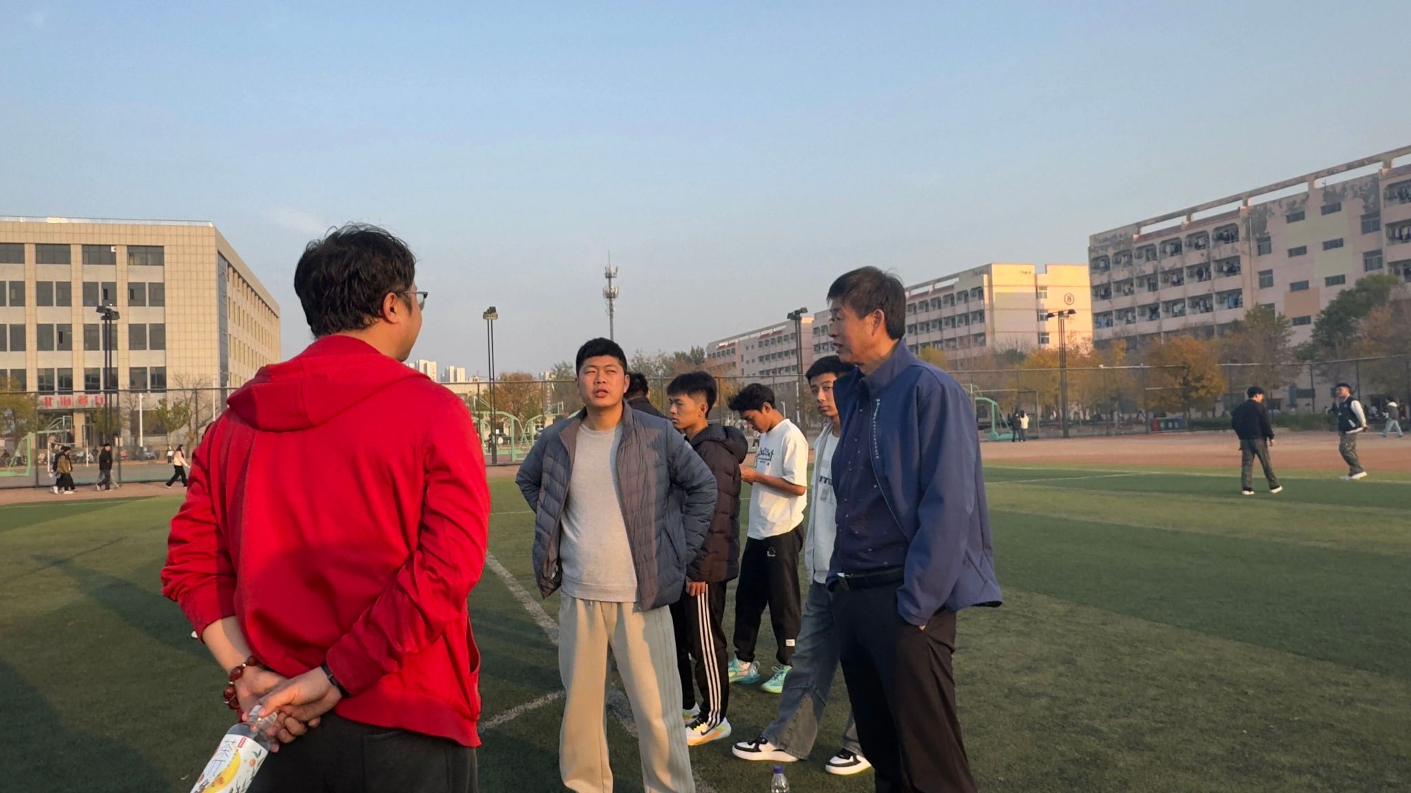 化工与能源学院VS国际学院足球赛火热进行