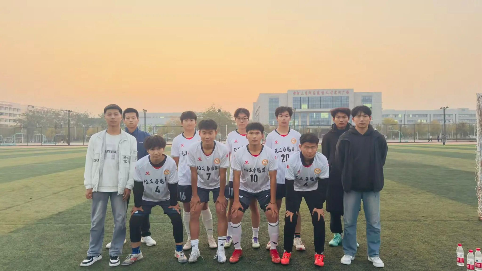 绿荫竞技，情谊长存｜化工与能源学院&医学技术学院足球赛完美开场